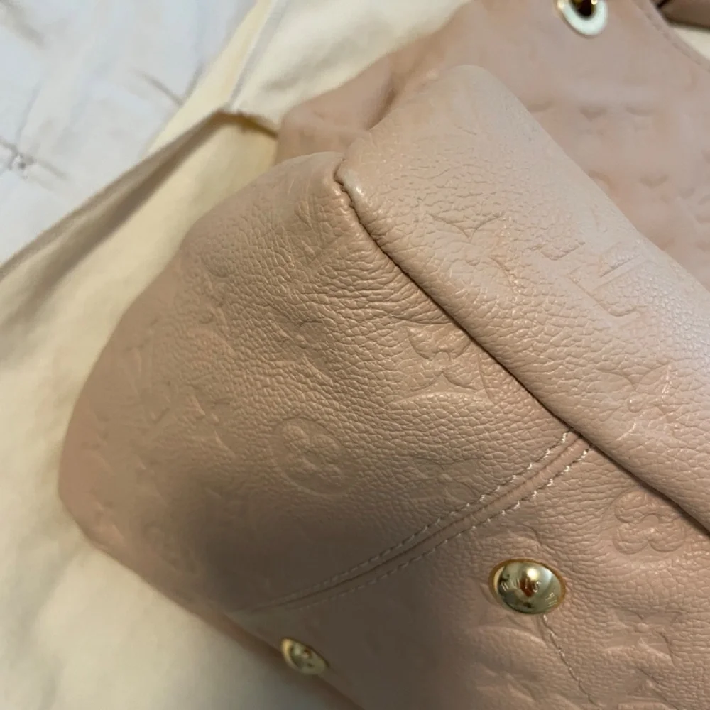 Louis Vuitton Artsy Excellent Condition - Picture 8 of 16
